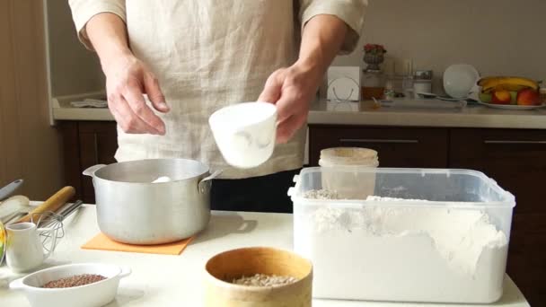 Mannelijke baker zich voorbereidt op het brood bakken — Stockvideo