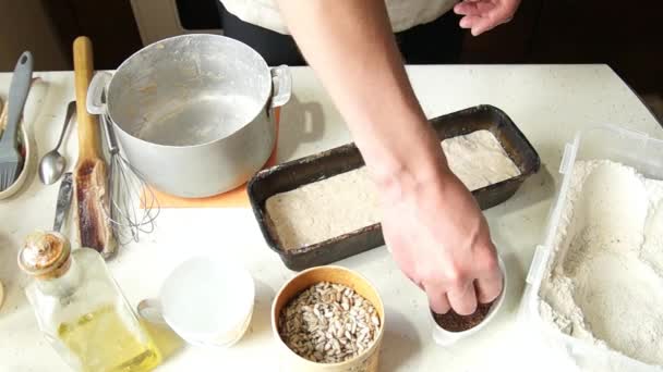 Bäcker backt Brot — Stockvideo