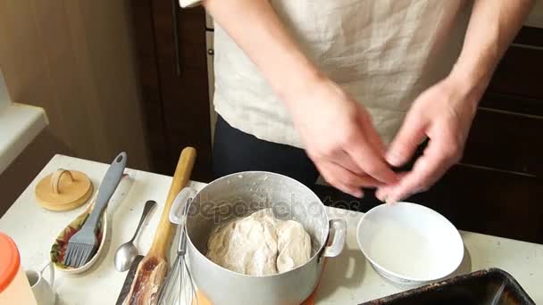 Baker knådar degen, ryska baker — Stockvideo