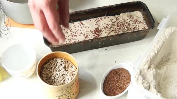 Bäcker macht Brot, Sonnenblumenkerne Teig — Stockvideo