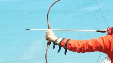 Archer bir okla vurur