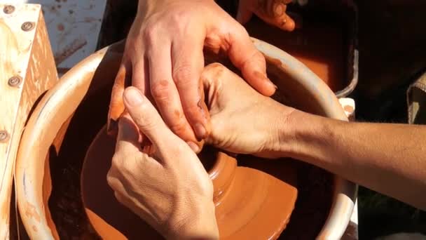 Fabrication de poterie d'argile — Video