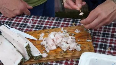Pastırmalı ekmek, eller üzerinde