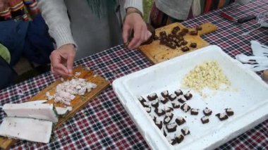 Pastırmalı ekmek, peynir