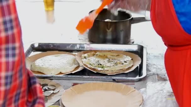 Nationale Küche des Omeletts udmurtia — Stockvideo