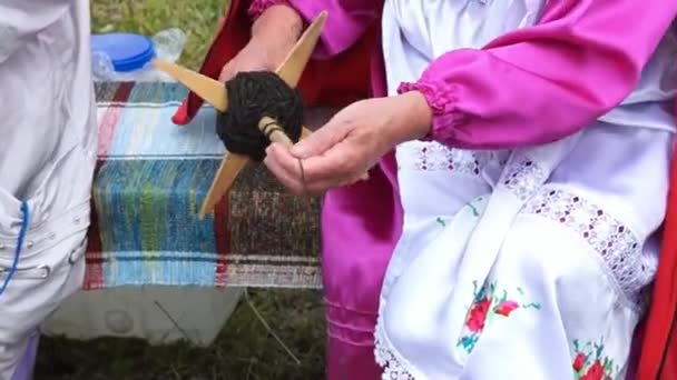 Vieja mujer hilando lana — Vídeos de Stock