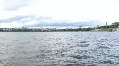 Şehir gölet manzarası