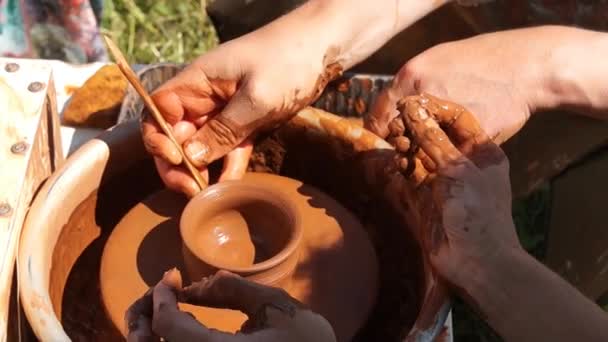 Fabrication de poterie d'argile — Video