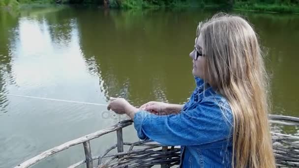 这个女孩浮在木筏上 — 图库视频影像
