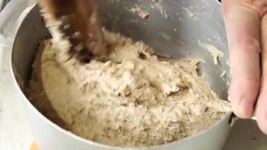 Fırıncı hamuru kneads