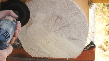Elektrikli zımpara aracı ile çalışan adam