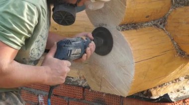 Elektrikli zımpara aracı ile çalışan adam