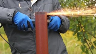çalışan bir metal boru kesim