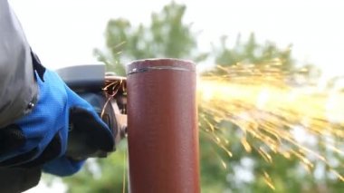 çalışan bir metal boru kesim