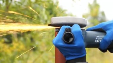 çalışan bir metal boru kesim