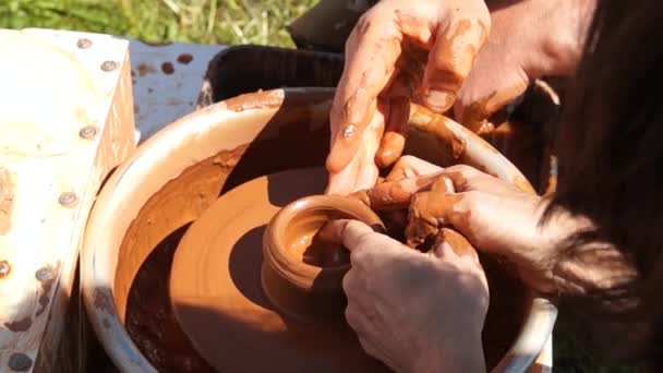 Производство глиняной керамики — стоковое видео