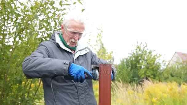 Travailleur coupe un tuyau métallique — Video