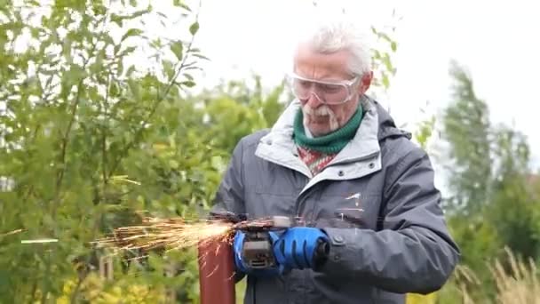 Arbeiter schneidet ein Metallrohr — Stockvideo