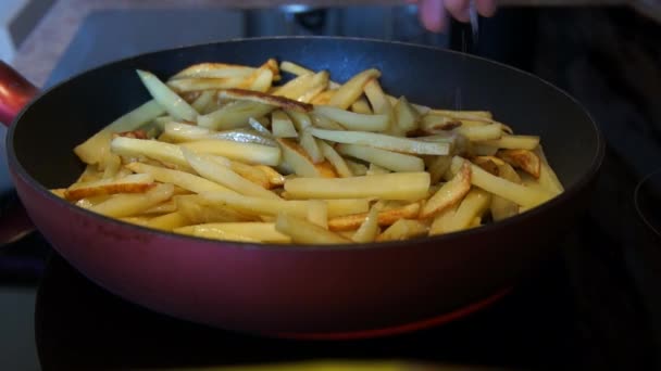 Le cuisinier les pommes de terre salées — Video