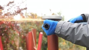 çalışan bir metal boru kesim