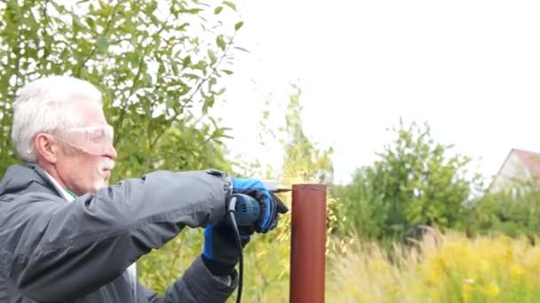 Працівник вирізає металеву трубу — стокове відео