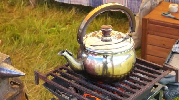 Старый чайник на древесном угле — стоковое видео