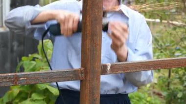 Elektrikli aracı ile çalışan adam