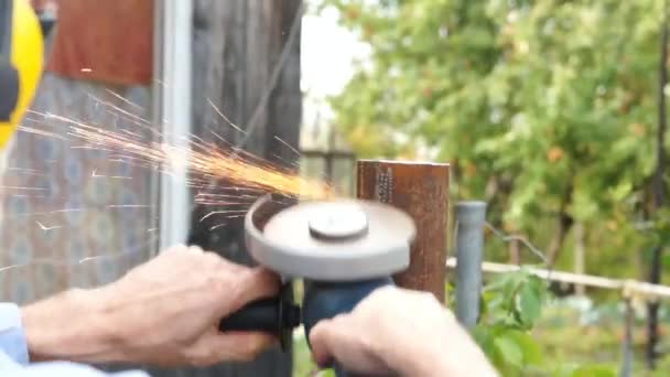 Worker man with electric tool — Stock Video