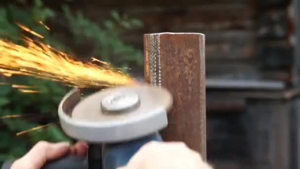 Werknemer man met elektrische gereedschap — Stockvideo