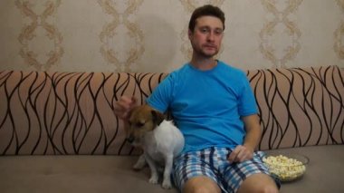 Tv izlerken köpekli adam