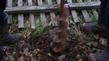 Bir delik delme. İşlem sırasında matkap