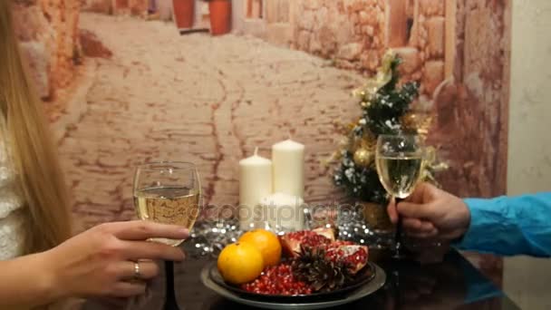 Ehepaar klirrt mit der Brille. romantisches Weihnachtsessen. Glückliches Paar. — Stockvideo