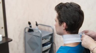 Ana saç modeli adam yapar. Saç şekillendirme işlemi