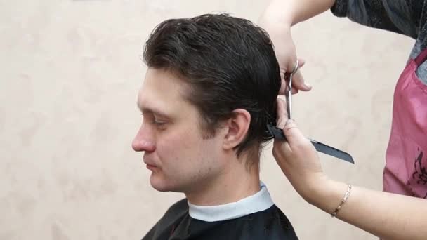 Master makes hairstyle man. Hairstyling process — Stock Video