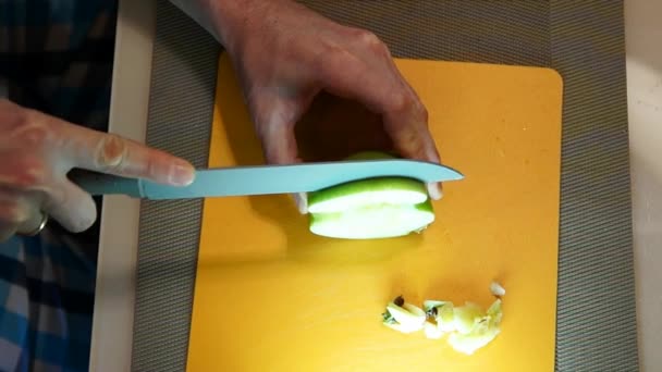 Männerhände schneiden den Apfel ab. Mann schneidet einen Apfel — Stockvideo