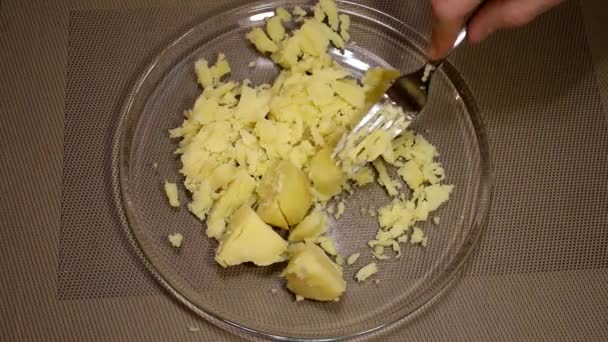 Man mosar potatis i en glasskål — Stockvideo