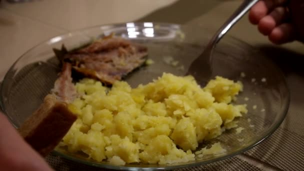 O homem come batatas. Batatas cozidas. Sarda — Vídeo de Stock