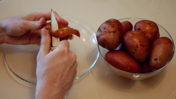 O homem limpa as batatas. Mãos limpas batatas — Vídeo de Stock