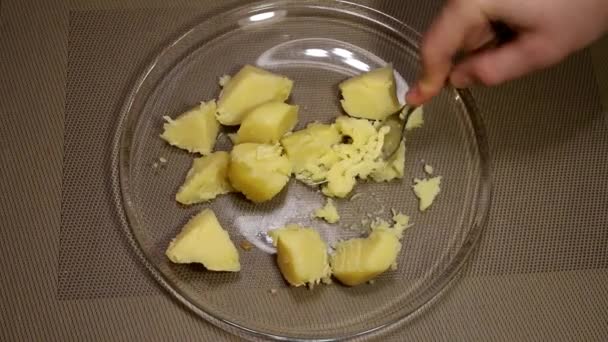 Man mashes potatoes in a glass bowl — Stock Video