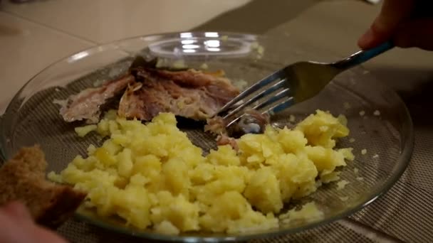 El hombre come patatas. Patatas hervidas. Carboncillo — Vídeo de stock