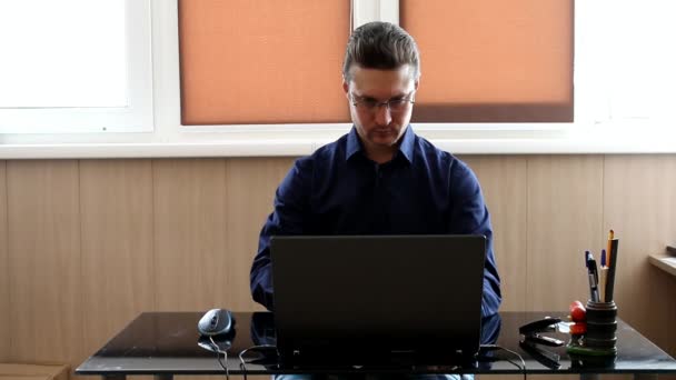 Manager ved computeren. Forretningsmand arbejder med laptop – Stock-video