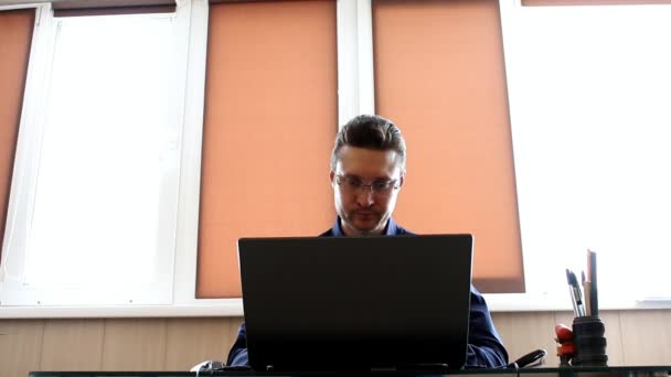 Direttore che pensa al computer. Uomo d'affari che lavora con il computer portatile — Video Stock