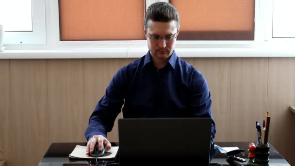 Manager at the computer. Businessman working with laptop — Stock Video