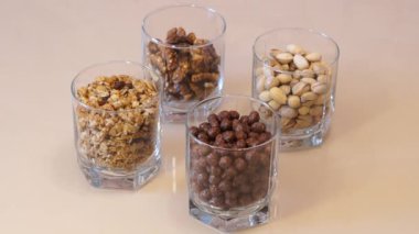 Fındık karışımı. Antep fıstığı. Ceviz. Çeşitli fındık. Müsli. Çikolatalı Mısır topları