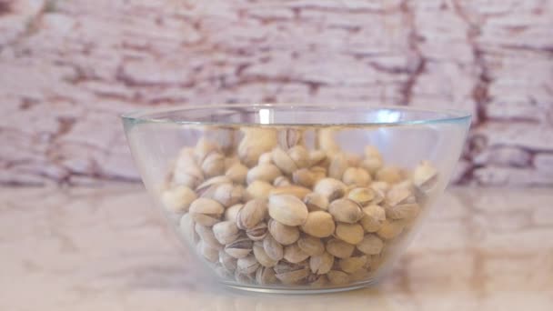 Hands take pistachios. Pistachio in bowl. Pistachios — Stock Video