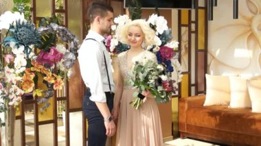 Yeni evliler. Damat ve gelin. Yeni evliler evli. Yeni evli