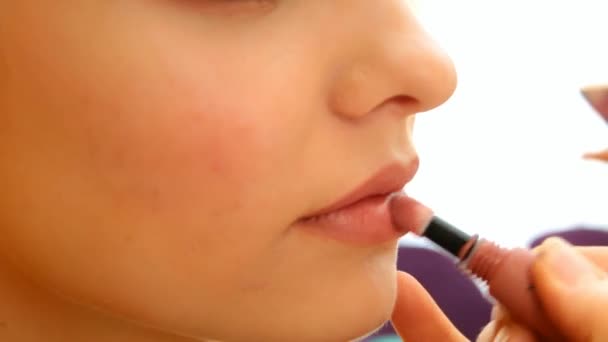 Makeup process. Master makes makeup. Makeup of bride. Girl applying lipstick — Stock Video