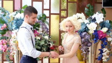 Yeni evliler. Damat ve gelin. Yeni evliler evli. Yeni evli