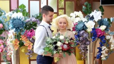 Yeni evliler. Damat ve gelin. Yeni evliler evli. Yeni evli