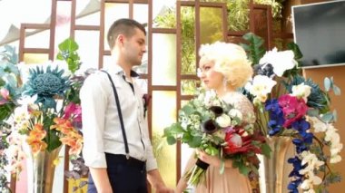 Yeni evliler. Damat ve gelin. Yeni evliler evli. Yeni evli